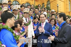 Le chef de l’Etat rencontre les cadres exemplaires de l’Union de la jeunesse communiste Ho Chi Minh