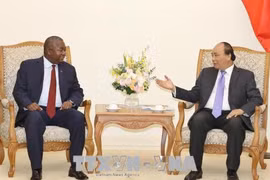 Le Premier ministre Nguyen Xuan Phuc reçoit l’ambassadeur mozambicain