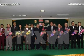 Le Cambodge offre des distinctions honorifiques aux diplomates et aux journalistes vietnamiens