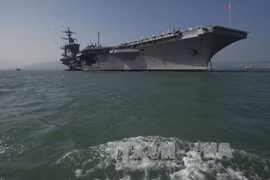 Une délégation intersectorielle du Vietnam visite l’USS Carl Vinson