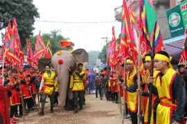 Au cœur de la procession de l’éléphant dans le village de Dào Xa