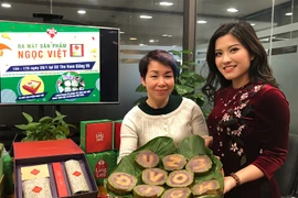 Une jeune fille donne un nouveau look au “banh chung” traditionnel