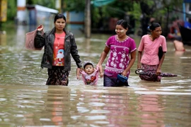 Les inondations font 5 morts et 54.000 déplacés au Myanmar