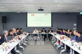 Le PM rencontre des leaders de grands groupes et sociétés multinationales à Singapour