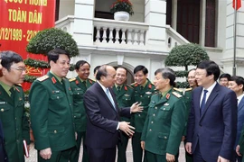 Le PM Nguyên Xuân Phuc travaille avec le journal "Armée populaire"