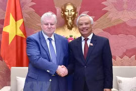 Un dirigeant vietnamien reçoit des responsables du Parti "Russie Juste"