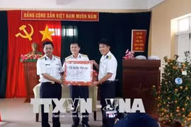 Tet traditionnel : visite aux soldats cantonnés sur l’archipel de Truong Sa