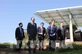 Le Premier ministre français termine sa visite officielle au Vietnam