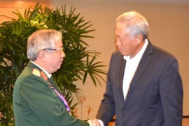 Le général Nguyen Chi Vinh rencontre les ministres singapourien et chinois de la Défense