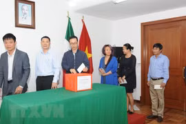 Des Vietnamiens au Mexique soutiennent pour les victimes laotiennes lors de l'effondrement d'un barrage