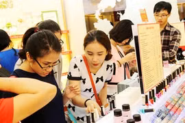 Des Vietnamiennes prêtes à dépenser pour des produits cosmétiques importés