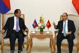 Le PM Nguyên Xuân Phuc s'entretient avec son homologue cambodgien Hun Sen