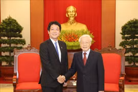 Le secrétaire général et président Nguyên Phu Trong reçoit un envoyé spécial du PM japonais 