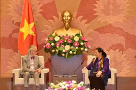 La vice-présidente de l’AN Tong Thi Phong reçoit un ancien secrétaire général de l'UIP