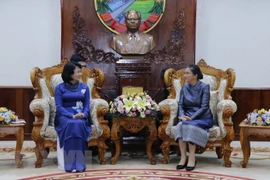 La vice-présidente Dang Thi Ngoc Thinh reçoit le président de l'Association d'amitié Laos-Vietnam