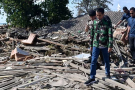 Séisme en Indonésie: le président Widodo inspecte les opérations de secours