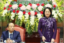 La présidente par interim Dang Thi Ngoc Thinh reçoit des chefs des PME
