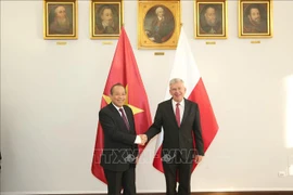 Le vice-Premier ministre Truong Hoa Binh en visite officielle en Pologne