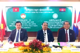Les dirigeants du Comité central du Front de la Patrie du Vietnam et du Conseil national du Front de solidarité pour le développement de la Patrie du Cambodge (Photo: Hoang Tuan Thanh/Vietnamplus)