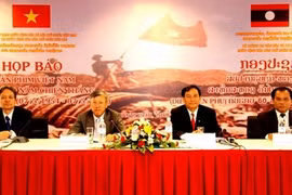 Conférence de presse pour présenter la Semaine du film sur Diên Biên Phu au Laos, tenue fin avril à Vientiane. Photo : Hoàng Chuong/VNA