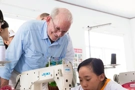 Le directeur exécutif de l'UNICEF Anthony Lake visite le Centre de soins des enfants handicapés de Da Nang. (Source: UNICEF) 