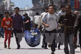 Les habitants népalais ont afflué vers la rue après des nouvelles répliques du tremblement de terre à Kathmandu. Photo: AFP