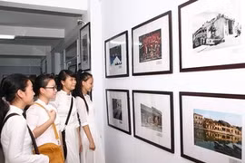 Les jeunes de la ville de Da Nang voient "Les patrimoinnes mondiaux du Vietnam" à l'exposition.(Photo: Tran Le Lam/AVI)