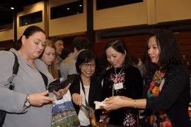 L'épouse de l'ambassadeur du Vietnam Mme Pham Ngoc Tram (2e, à gauche) participe à la Foire des épouses et époux des cadres diplomatiques 2014. 