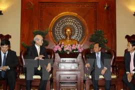 Lecrétaire du Comité municipal du Parti de Ho Chi Minh-Ville Le Thanh Hai et le président du groupe japonais de construction Shimizu, Yoichi Miyamoto.