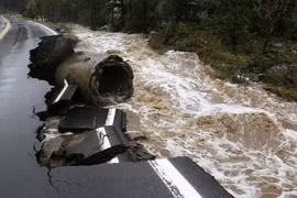 Des crues et des glissements de terrains affectent la vie des foyers habitant les régions montagneuses et/ou au bord des cours d'eau sujets à de fortes crues. 
