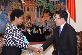 Le vice-PM et ministre des Affaires étrangères Pham Binh Minh reçoit la secrétaire générale adjointe de l'ONU, Mme Phumzile Mlambo-Ngcuka.
