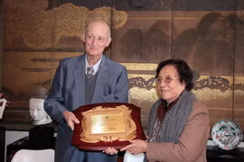 L'ancienne présidente Nguyên Thi Binh remet le prix Phan Châu Trinh 2012 au docteur Philippe Langlet. Photo: Lê Hà/Vietnam+) 
