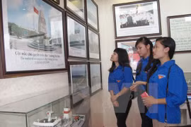 Les jeunes volontaires de Thanh Hoa visitent l'exposition. Photo/VNA