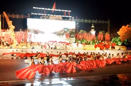 Le Festival de "Hoa Phuong Do" à Hai Phong 2013. Photo : VNA 