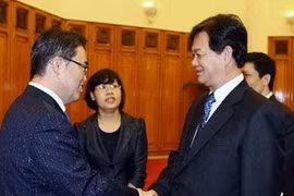 Le Premier ministre Nguyen Tan Dung (droite) et le préfet d'Aichi, Hideaki Uhmura. (Photo: Nguyen Dân/AVI)