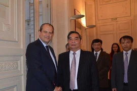 M. Le Hong Anh (droite) a eu une séance de travail avec une délégation du Parti communiste français (PCF) dirigée par son secrétaire national, Pierre Laurent. (Source : VNA)