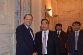 M. Le Hong Anh (droite) a eu une séance de travail avec une délégation du Parti communiste français (PCF) dirigée par son secrétaire national, Pierre Laurent. (Source : VNA)