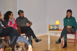 Alessandra Chiricosta rencontre les lecteurs lors de la présentation du livre intitulé «Vietnam : mythes et histoires».