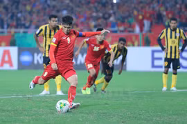 A la 22e minute, Cong Vinh a redonné espoir aux siens en réduisant le score sur pénalty (1-2). (Source : VNA)