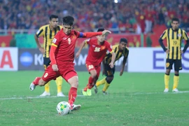 A la 22e minute, Cong Vinh a redonné espoir aux siens en réduisant le score sur pénalty (1-2). (Source : VNA)