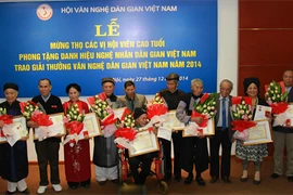 Cérémonie de remise du titre d’«Artisan du Peuple» de 2014, le 27 décembre à Hanoi. Photo : VNA
