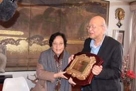L'ex-vice-présidente du Vietnam, Mme Nguyên Thi Binh remet jeudi à Paris le prix de la recherche au professeur Lê Thanh Khôi. Photo: AVI