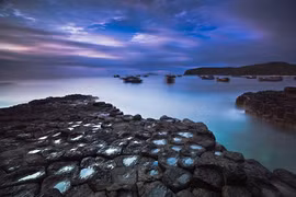 Œuvre "La falaise de Da Dia", réalisé par Lu Khuong du Club Gia Dinh. Photo : VNA 