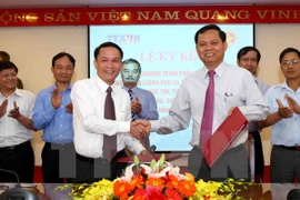 Le directeur général de l'a VNA Nguyen Duc Loi (gauche) et l'inspecteur général du gouvernement Huynh Phong Tranh (droite). Photo: VNA
