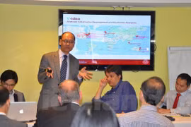 Le séminaire « Renforcer l’attraction de l'investissement direct étranger au Vietnam et améliorer la compétitivité des entreprises vietnamiennes », a eu lieu le 11 juin à Paris. (Source : VNA)