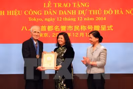 Remise le titre de "Citoyen d'honneur de Hanoi" à l'ancien Premier ministre japonais Tomiichi Murayama. (Photo : VNA)
