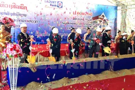 Mise en chantier d'une agence de la Banque Laos-Vietnam, dans la province de Xieng Khouang (Laos). (Source : VNA) 