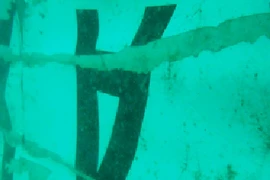 Photographie sous-marine de la queue de l'appareil d'AirAsia prise par l'agence indonésienne de recherche et de secours, le 7 janvier 2015 dans la mer de Java. (Photo: AFP)