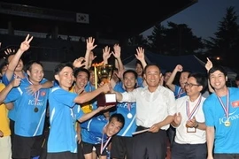 Le professeur Park Kyun-ik remet le prix à l'équipe de football de l'Université nationale de Chungnam. Photo : Viet Cuong/VNA