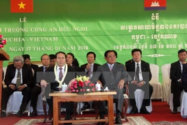 le ministre vietnamien de la Sécurité publique Tran Dai Quang et le vice-Premier ministre et ministre cambodgien de l'Intérieur Sar Kheng à l'inauguration de l'Ecole de la police de l'amitié Cambodge-Vietnam. Source: VNA